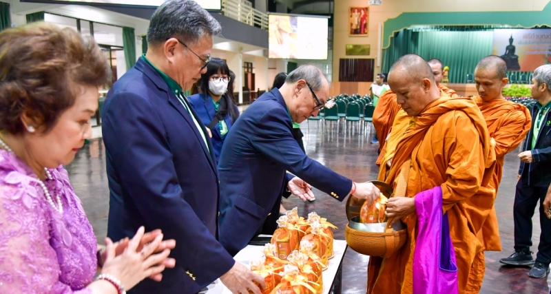 พิธีทำบุญตักบาตรพระสงฆ์ เนื่องในโอกาสส่งท้ายปีเก่าต้อนรับปีใหม่ พ.ศ.2568