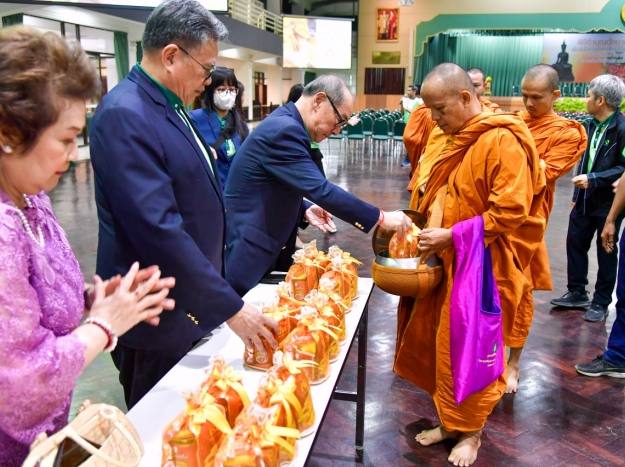 พิธีทำบุญตักบาตรพระสงฆ์ เนื่องในโอกาสส่งท้ายปีเก่าต้อนรับปีใหม่ พ.ศ.2568