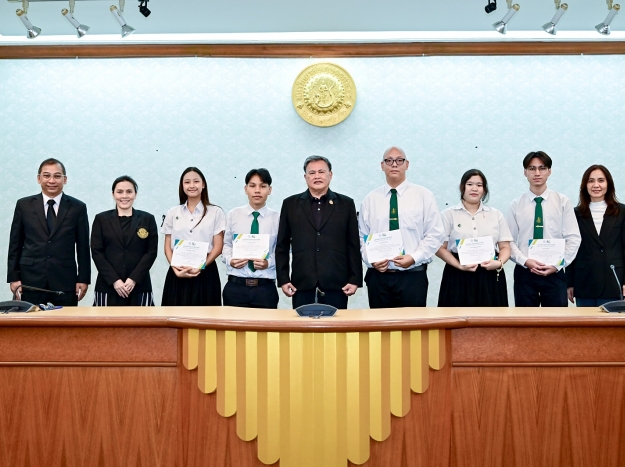 มอบประกาศเชิดชูเกียรติให้แก่นิสิตที่ได้รับรางวัลจากการประกวดโครงการธุรกิจเพื่อสังคมระดับประเทศ 