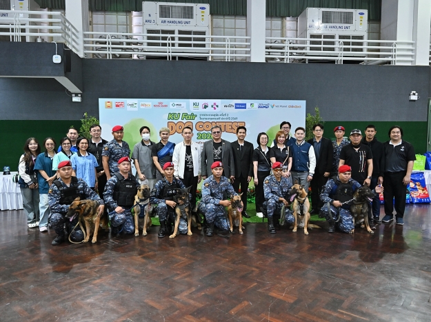 การแสดงสุนัขทหารจากกองร้อยปฏิบัติการพิเศษ 3 ในงานเกษตรแฟร์ 69