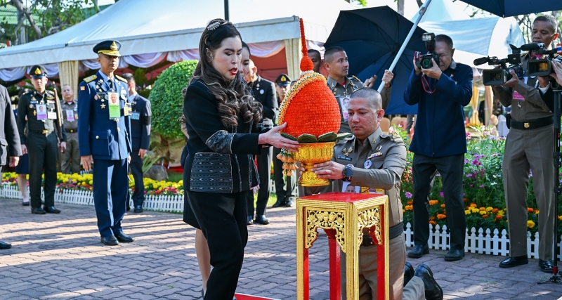 สมเด็จพระเจ้าน้องนางเธอ เจ้าฟ้าจุฬาภรณวลัยลักษณ์ อัครราชกุมารี ฯ ทรงวางพานพุ่มดอกไม้  เนื่องในวันสถาปนา มก.